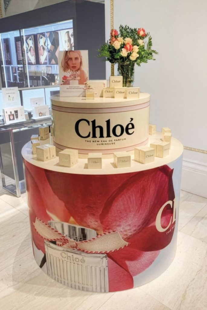 Portfolio, CHLOÉ EDP LUMINEUSE ROUND CAKE ÖSTERREICH, Countercard, Key Visual Adaption, POS Instore Platzierung, Coty Beauty Germany GmbH, Klieber Artworks